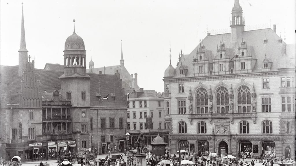 Markttreiben um 1890, fotografiert von Gottfried Riehm. Links das alte Rathaus mit seiner ursprünglichen Gestaltung. 