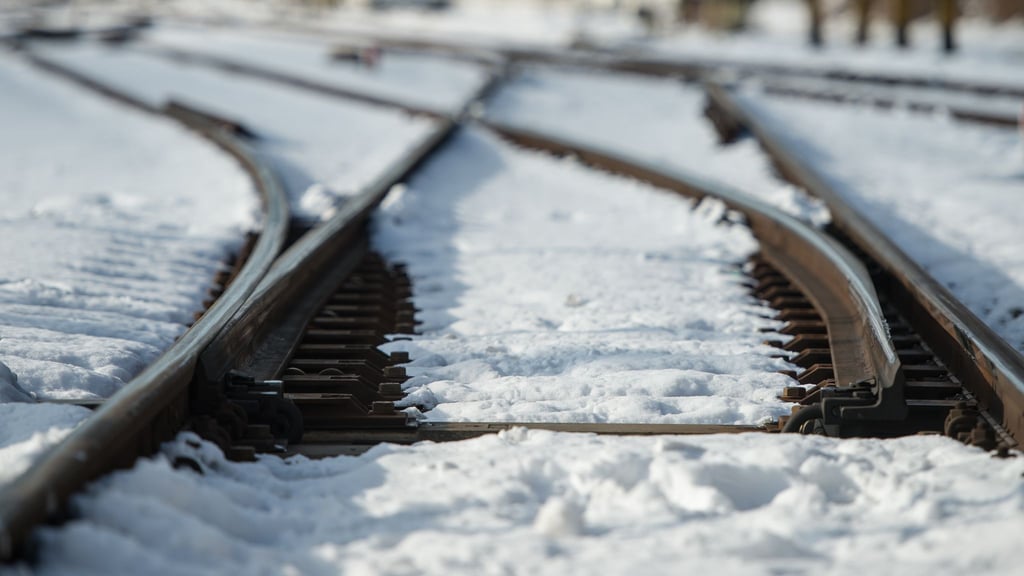Bei Extremfrost oder starken Schneeverwehungen stoßen Weichenheizungen an ihre Grenzen. (Symbolbild)