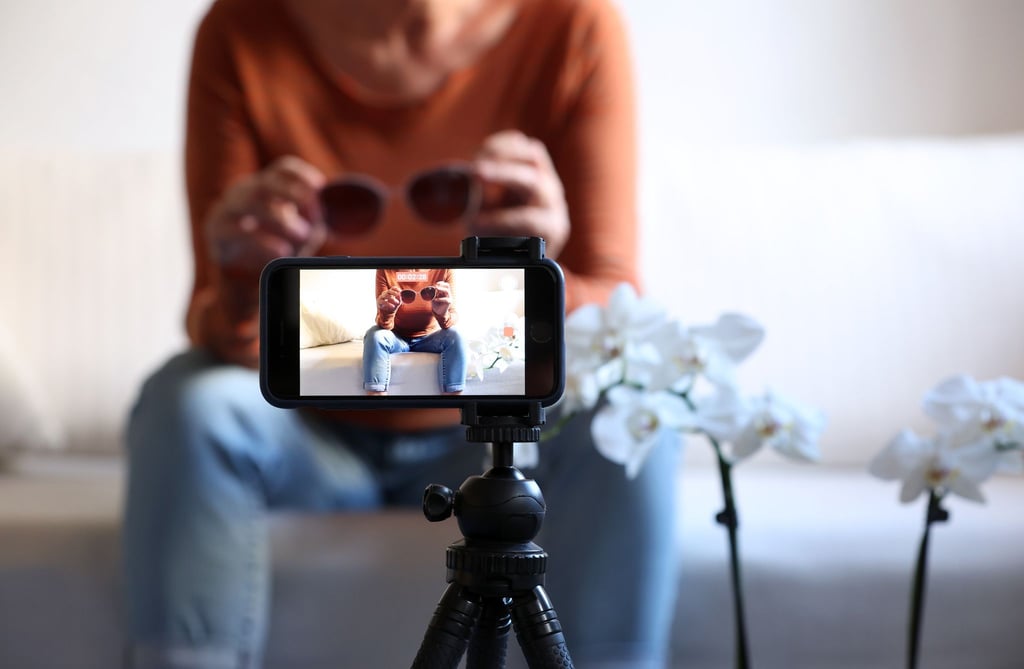 Wie lange ein Kind als Influencer vor der Kamera arbeiten darf, ist gesetzlich geregelt. Auch mit Urheberrechten sollten sich Kind und Eltern auskennen.