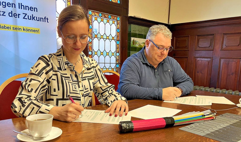 Telekom-Gebietsmanagerin Nadja Thätner und Bürgermeister Michael Kruse unterzeichnen die gemeinsame Erklärung zum Ausbau.