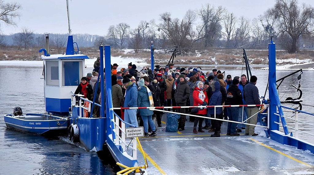 Eine Fähre voller Walternienburger Sänger setzte über. 