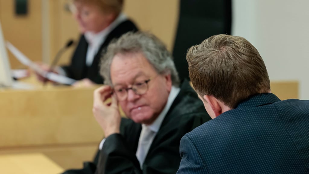 7.000 Euro muss der Jurist (nur Hinterkopf zu sehen) wegen übergriffiger Handlungen während seiner Dienstzeit gegen eine Richterin zahlen.