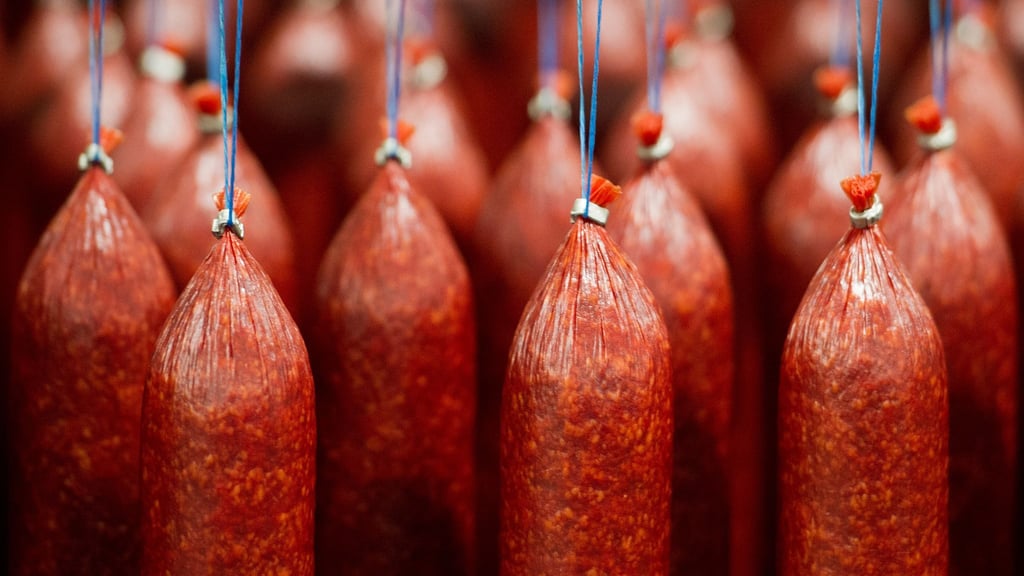 Mit der bevorstehenden Schließung der "Eberswalder Wurstfabrik" verlieren 500 Mitarbeiter ihren Job. Künftig soll die Wurst in Sachsen, Sachsen-Anhalt und Thüringen produziert werden.&nbsp;