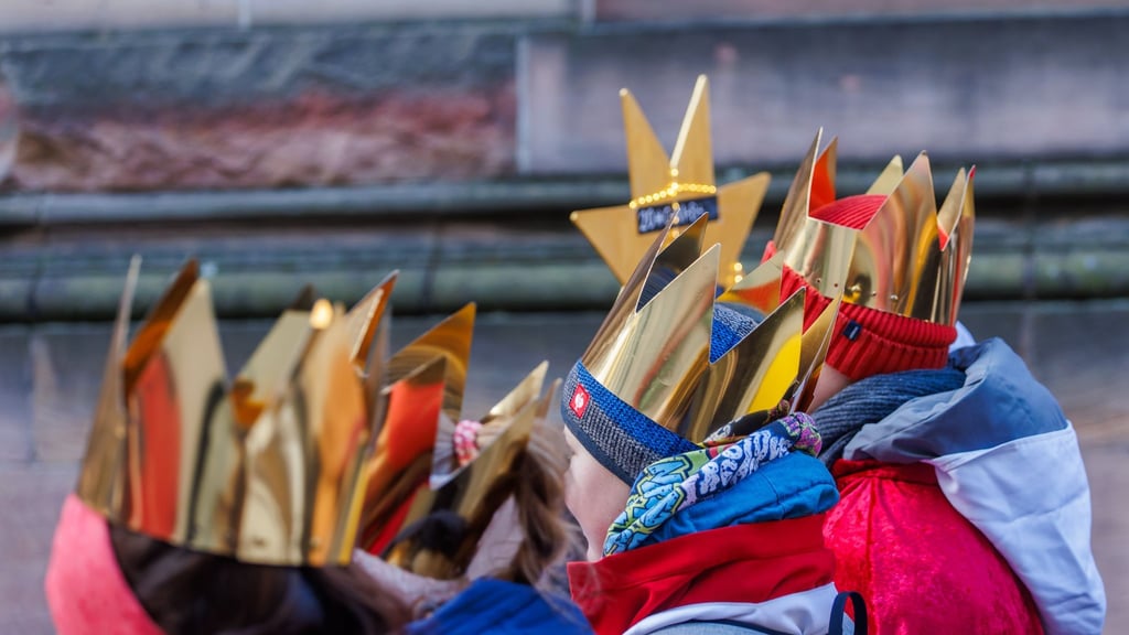 Sternsingerinnen und Sternsinger sind jedes Jahr in Deutschland unterwegs. (Symbolbild)