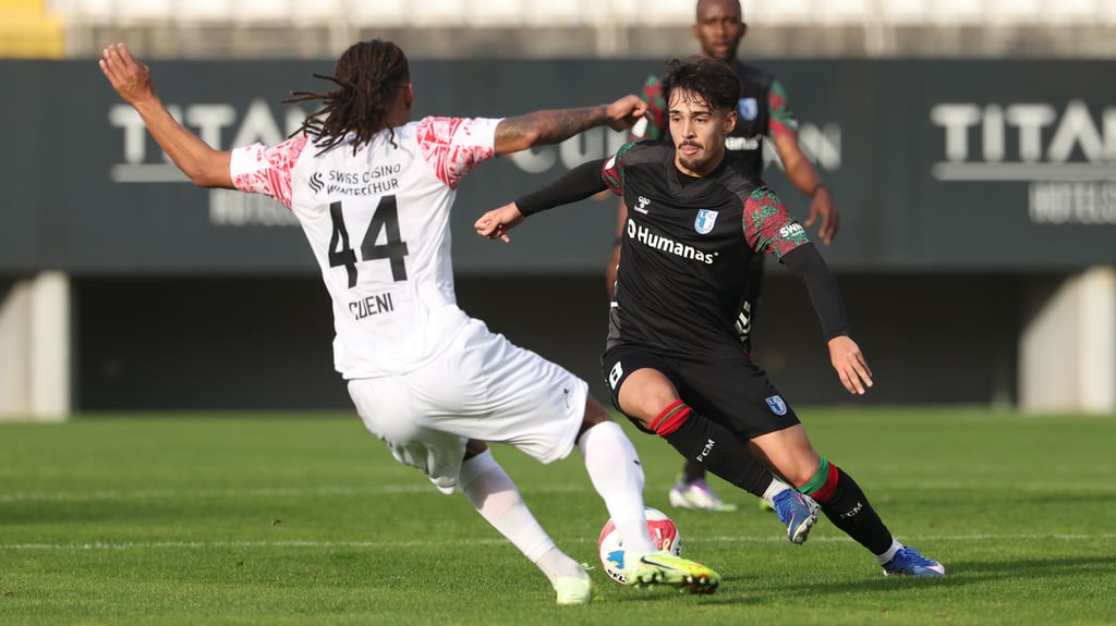 Laurin Ulrich für den 1. FC Magdeburg am Ball im Testspiel gegen den FC Winterthur in Antalya.