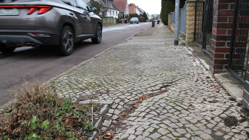 Eine solche Furche im Gehweg kann für Fußgänger zur Stolperfalle werden.