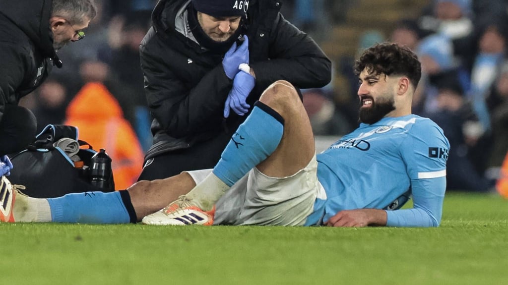 Josko Gvardiol liegt nach seiner Verletzung am Boden.