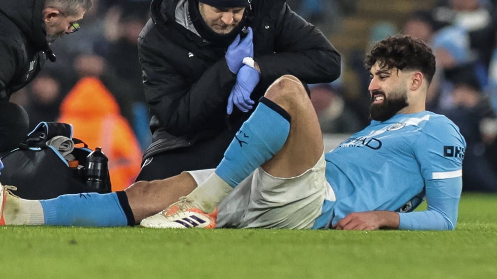 Josko Gvardiol liegt nach seiner Verletzung am Boden.
