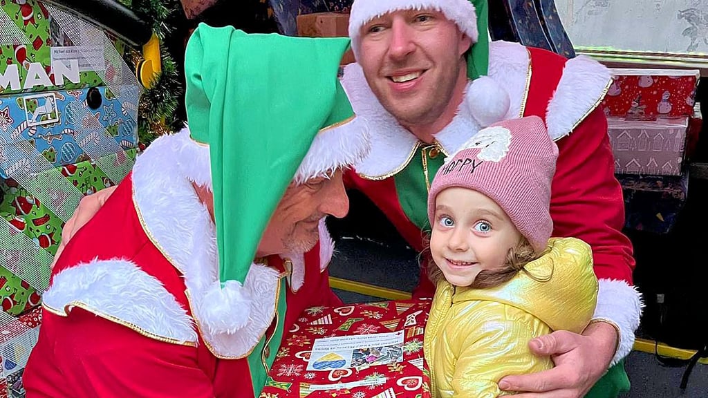 Michael Körner (links) und seine Volontäre, hier Dennis Post aus Meppen, sorgen vielerorts in der Ukraine mit Weihnachtspäckchen für strahlende Kinderaugen.