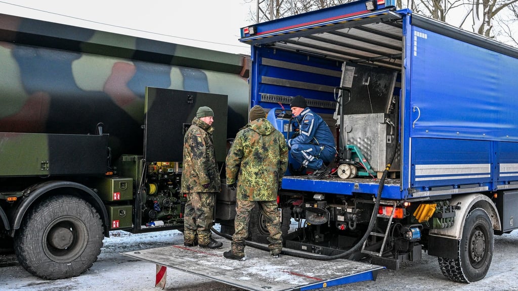 Die Bundeswehr unterstützt das Technische Hilfswerk bei der Betankung mit Diesel, der für Notstromaggregate benötigt wird.