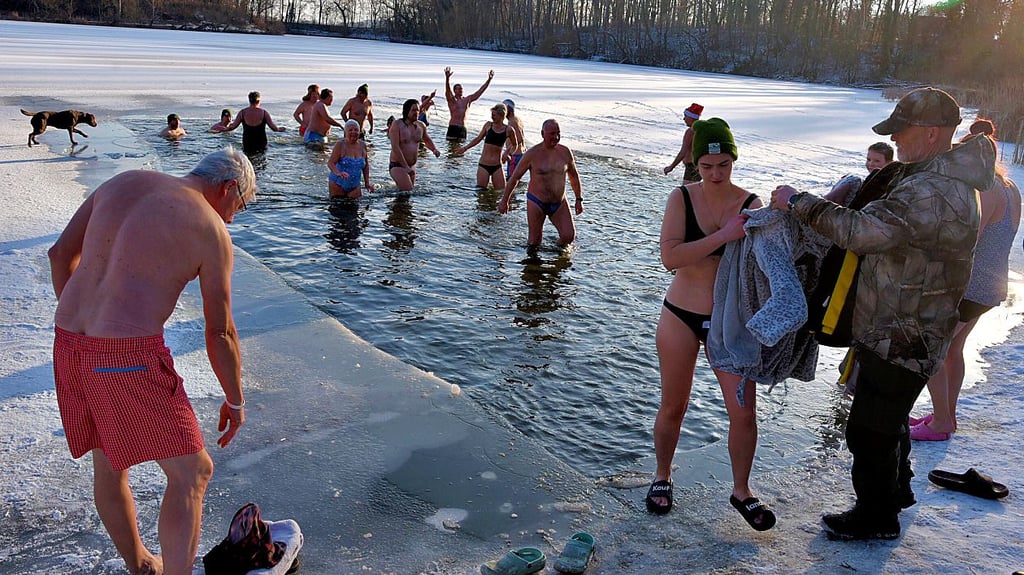 Rund 30 Menschen stürzten sich ins kühle Nass des Auensees – doch waren froh, anschließend gleich in trockene Kleidung schlüpfen zu können.