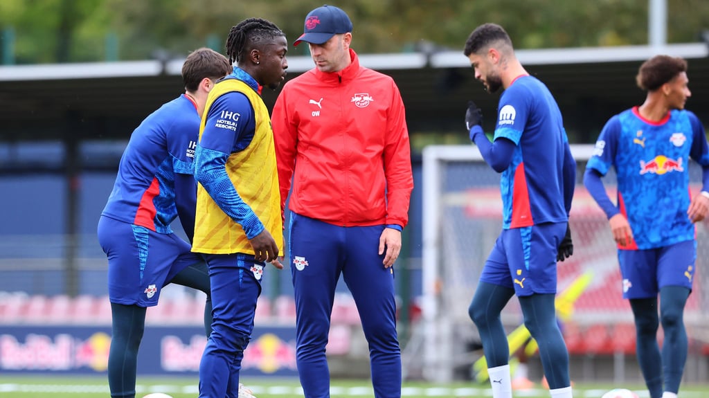 Johan Bakayoko mit RB-Trainer Ole Werner und Sturmkollege Romulo (2.v.r.).