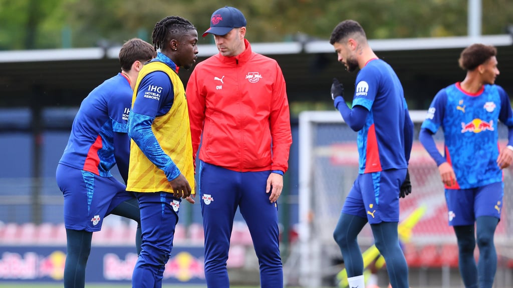 Johan Bakayoko mit RB-Trainer Ole Werner und Sturmkollege Romulo (2.v.r.).