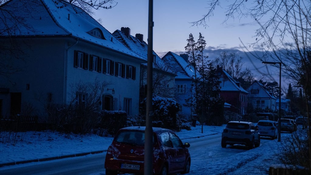 Im Berliner Südwesten sind weiterhin tausende von Haushalten ohne Strom.