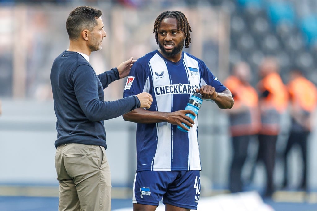 Deyovaisio Zeefuik (r) stieg wieder ins Hertha-Training ein (Archivbild)