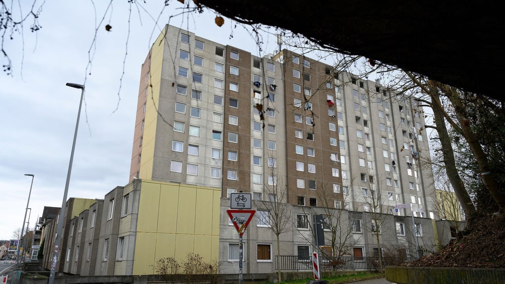 Charakteristisch für das Gebäude sind die an der Fassade angebrachten Wäscheständer. (Archivbild)