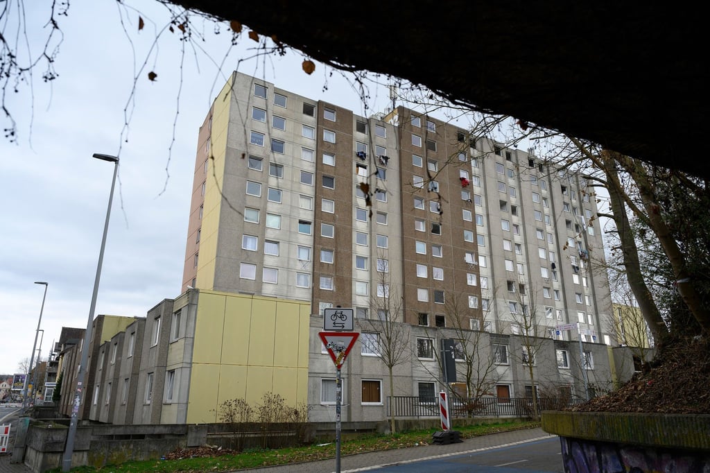 Charakteristisch für das Gebäude sind die an der Fassade angebrachten Wäscheständer. (Archivbild)