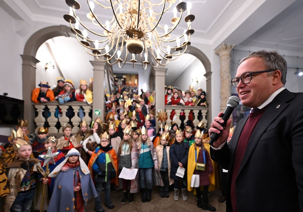Rund 100 Sternsinger kamen in das von der Staatskanzlei genutzte Haus Dacheröden.