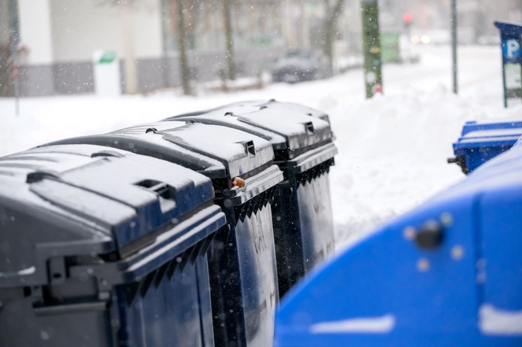 Wegen verschneiter Straßen bleiben teilweise die Mülltonnen länger stehen. (Archivbild)