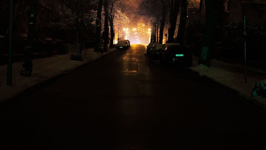 Im Gebiet des Stromausfalls kommt es nachts in einem Wohnhaus zu einem Wasserrohrbruch.