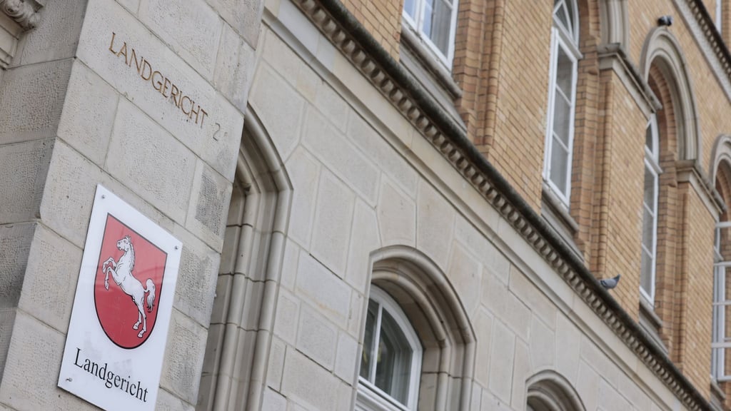 Wegen des Vorwurfs, Kolleginnen sexuell belästigt zu haben, steht ein Richter vor Gericht. (Symbolbild)