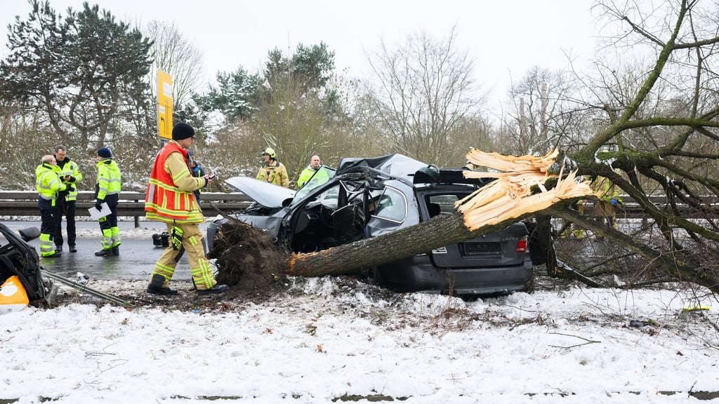 Bei winterlichen Wetterverhältnissen hat es einen tödlichen Unfall in Hannover gegeben.