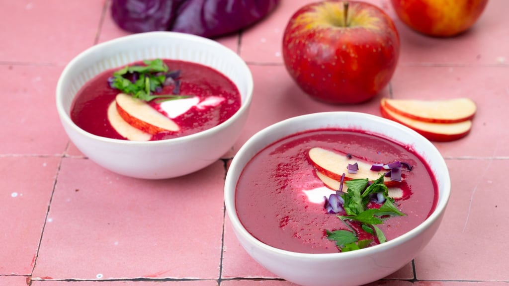 Rotkohl muss nicht immer klassisch geschmort werden: Auch als Suppe mit Apfel und Kokosmilch bringt er Abwechslung auf den Tisch.