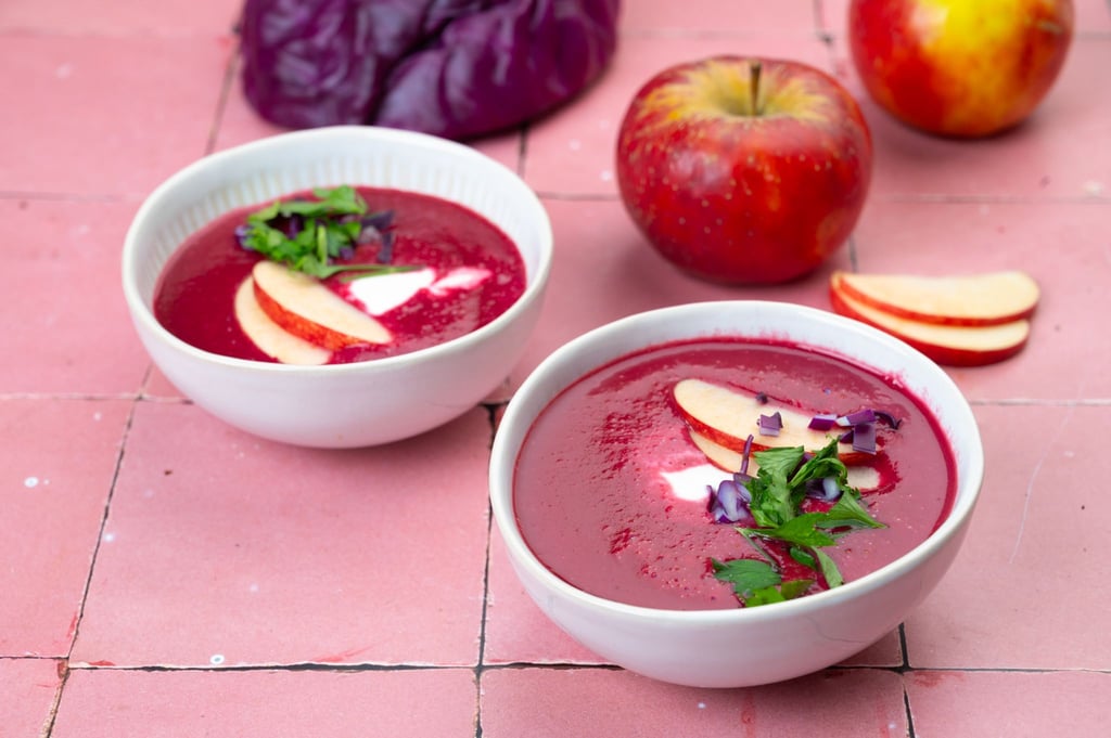 Rotkohl muss nicht immer klassisch geschmort werden: Auch als Suppe mit Apfel und Kokosmilch bringt er Abwechslung auf den Tisch.