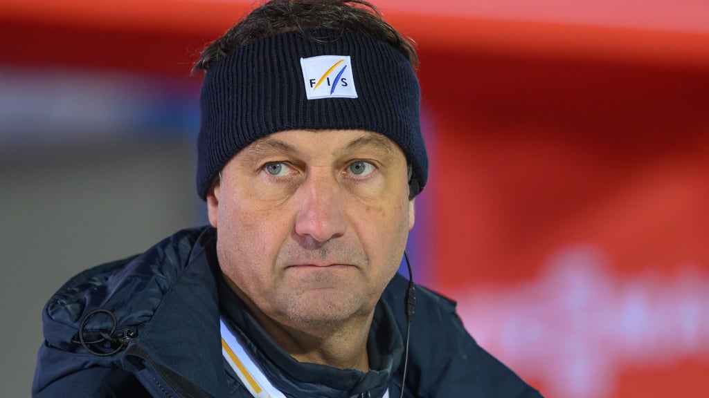 Fis-Rennleiter Sandro Pertile arbeitet weiter an einer Angleichung des Sprung-Kalenders. (Archivbild)
