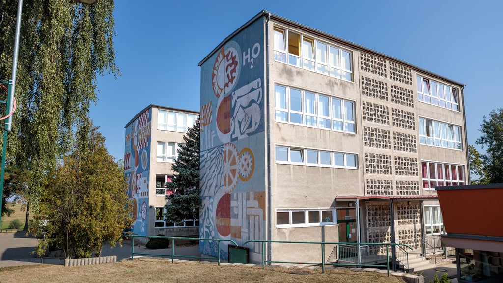 Die Fassade der Schule un Droßdorf muss auch saniert werden. Das Wandbild soll danach aber wieder zu sehen sein. 