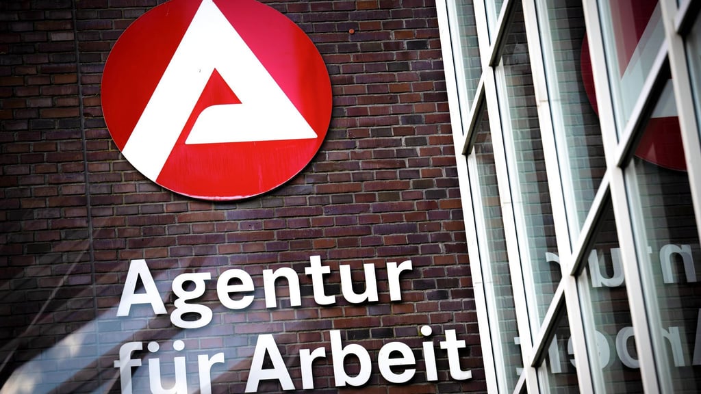 Die Arbeitsagentur zählt etwas weniger Arbeitslose als vor einem Monat. (Archivbild)