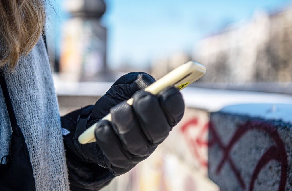 Frostige Temperaturen? Lieber das Handy nur kurz benutzen – sonst ist der Akku schneller leer, als man denkt.