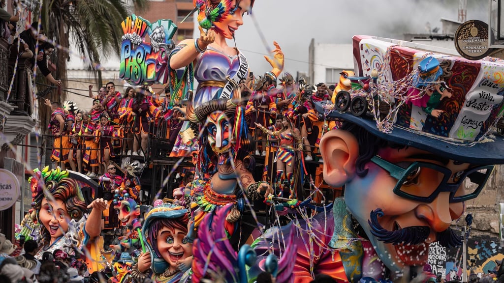 Farbenfrohe Wagen zogen durch die Stadt Pasto im Südwesten von Kolumbien.