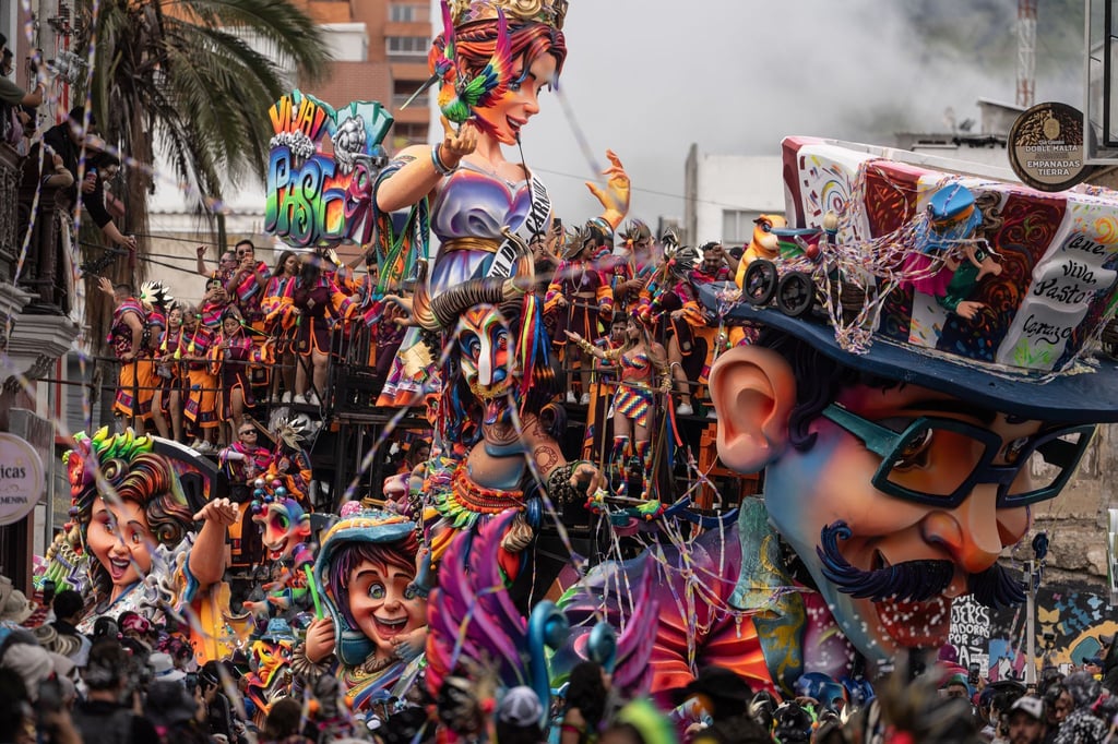 Farbenfrohe Wagen zogen durch die Stadt Pasto im Südwesten von Kolumbien.