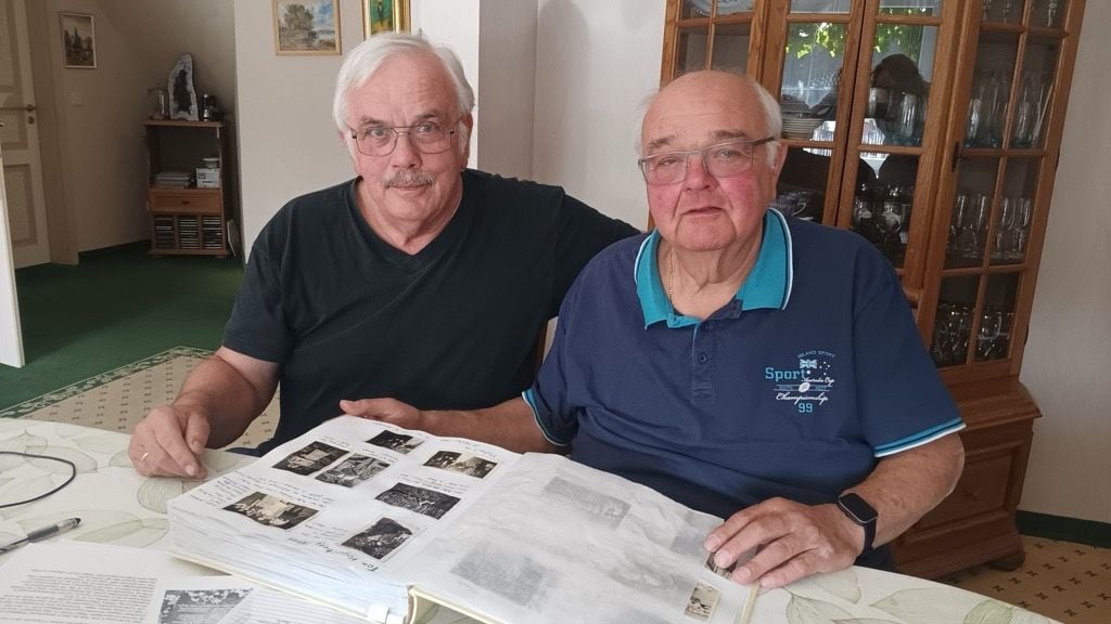 Hartmut (l.) und Jürgen Kurch halten das Andenken an ihren Vater Karl-Heinz Kurch hoch, der 1951 zu Unrecht von einem sowjetischen Militärgericht verurteilt wurde.