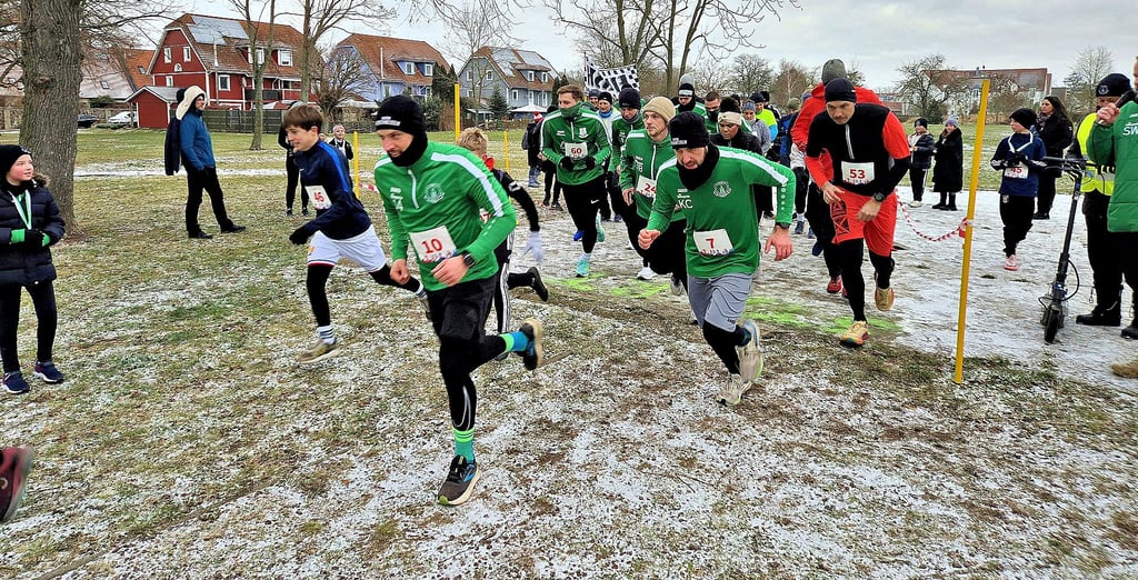 Vom Spielplatz aus machten sich die Läufer beim Hohenweidener Neujahrslauf auf den Weg.