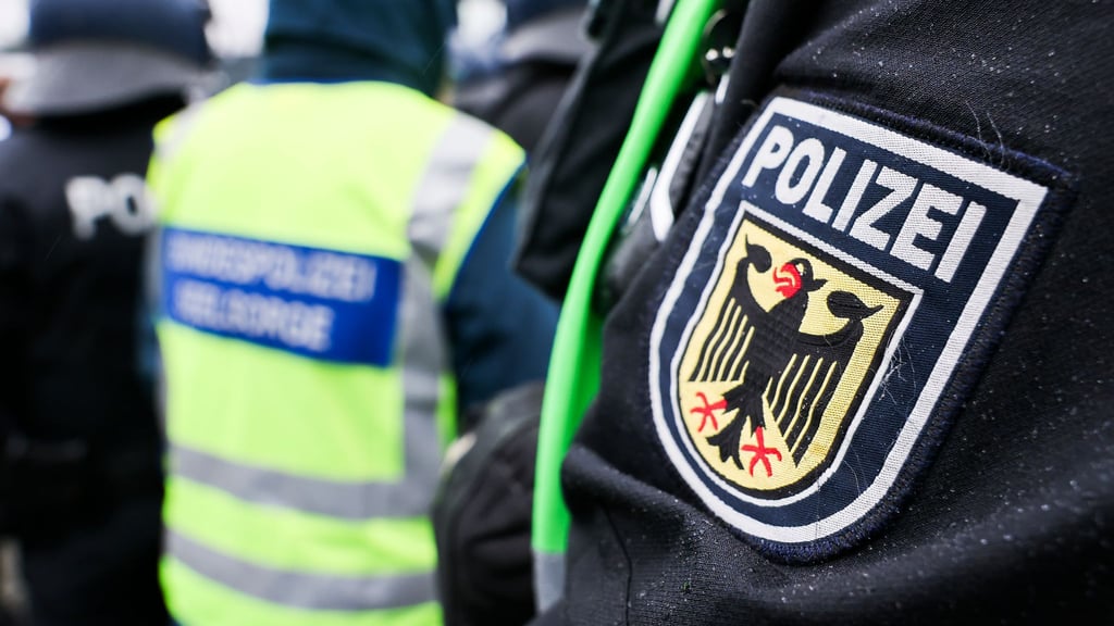 Bundespolizisten haben bei zwei Jugendlichen in Neumünster Waffen sichergestellt. (Symbolfoto)