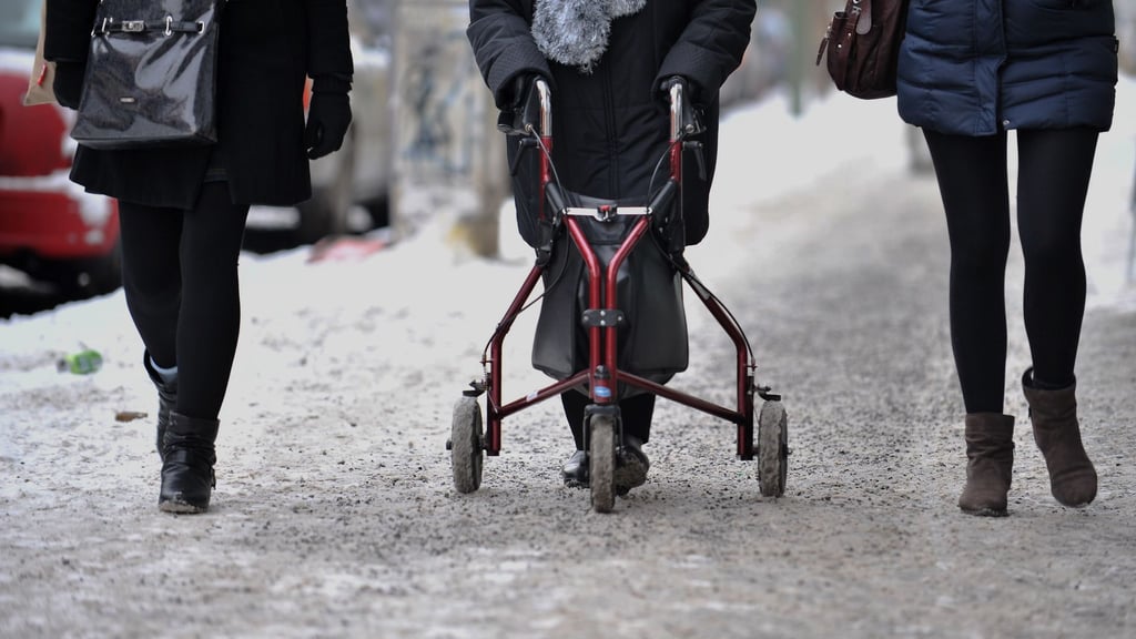 Mehr Profiltiefe bei Rollatorrädern und Schuhsohlen sorgen für besseren Halt auf glatten Wegen.