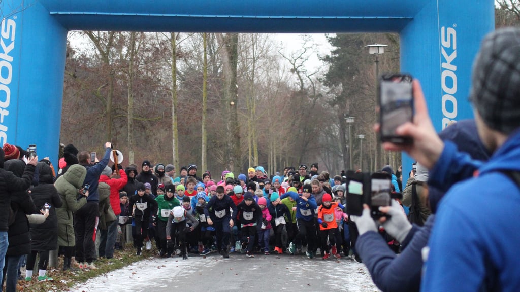Fotos und Videos für das Familienalbum: 111 Nachwuchsläufer bis 14 Jahre gingen beim Kinderlauf über 1,5 Kilometer an den Start.