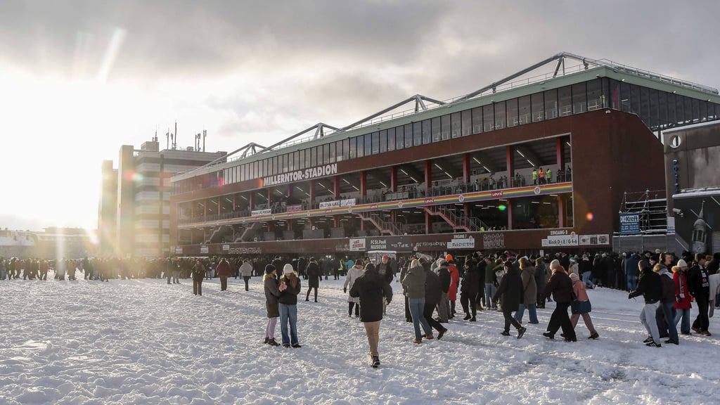 Das Hamburger Millerntor-Stadion beim Testspiel gegen Werder Bremen.