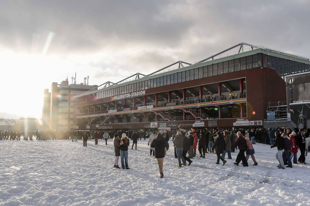 Das Hamburger Millerntor-Stadion beim Testspiel gegen Werder Bremen.