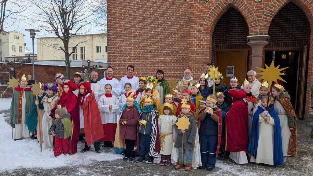 Sternsinger der Pfarrei St. Johannes Bosco in Magdeburg bei der Aktion am Dreikönigstag. 