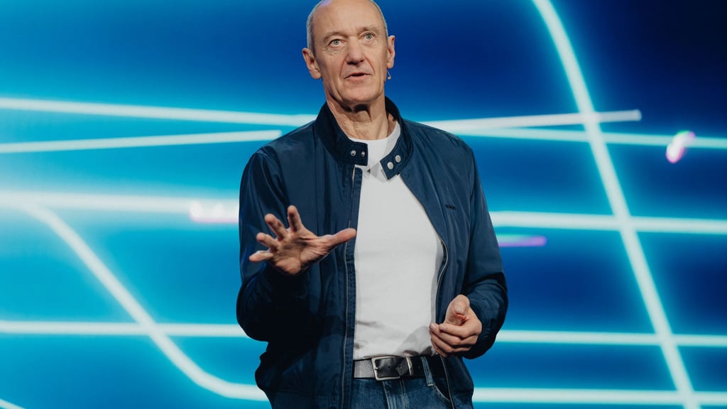 Siemens-CEO Roland Busch kündigt auf der Technikmesse CES 2026 mehrere Initiativen zum KI-Einsatz in der Industrie an.