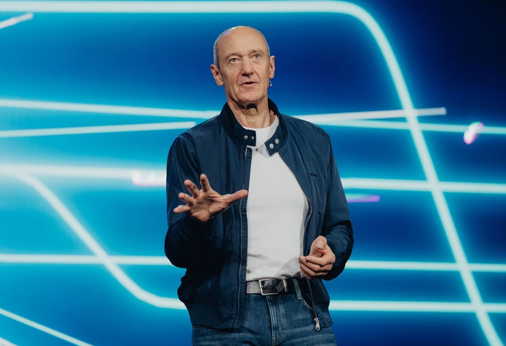 Siemens-CEO Roland Busch kündigt auf der Technikmesse CES 2026 mehrere Initiativen zum KI-Einsatz in der Industrie an.