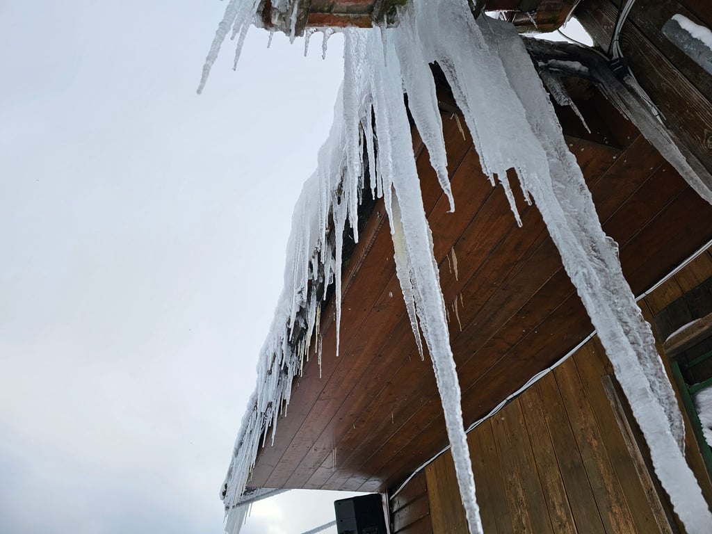 Schnee, Dauerfrost und eisige Nächte prägen aktuell das Wetter in den Mittelgebirgsregionen. (Symbolbild)