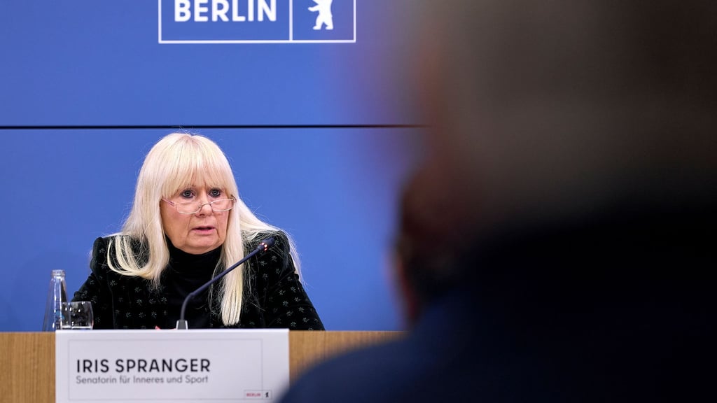 „Mein ausdrücklicher Dank gilt allen, die seit Beginn des Stromausfalls mit großem Einsatz und hoher Professionalität arbeiten“, sagte die Innensenatorin Iris Spranger.