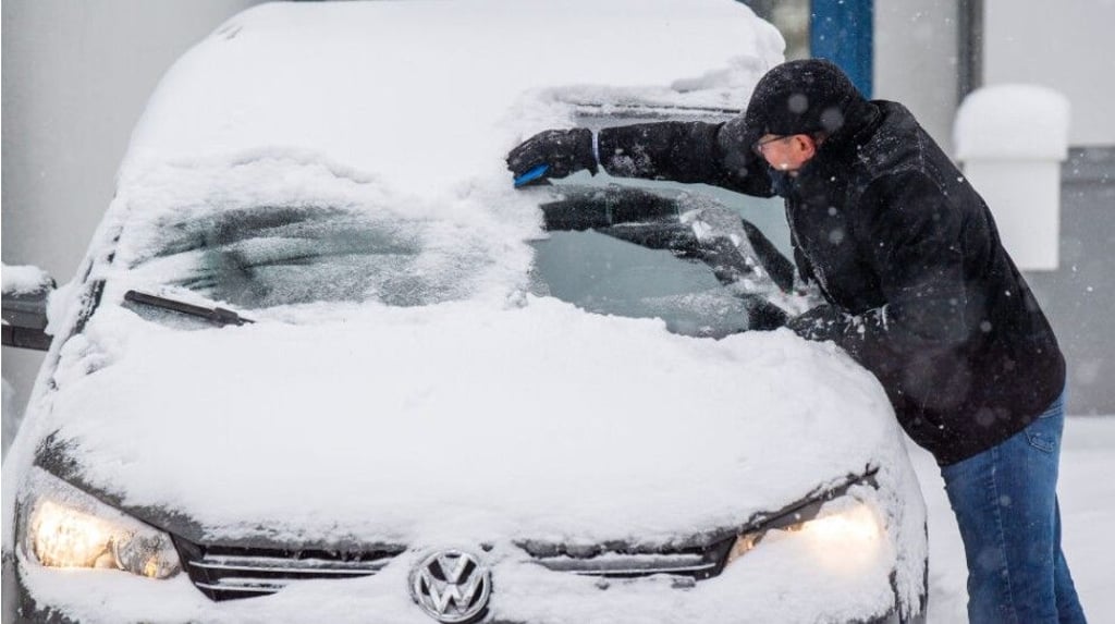 Freie Sicht ist wichtig: Die Autobahnpolizei mahnt Autofahrer, ihre Fahrzeuge vor der Fahrt vollständig von Schnee und Eis zu befreien.