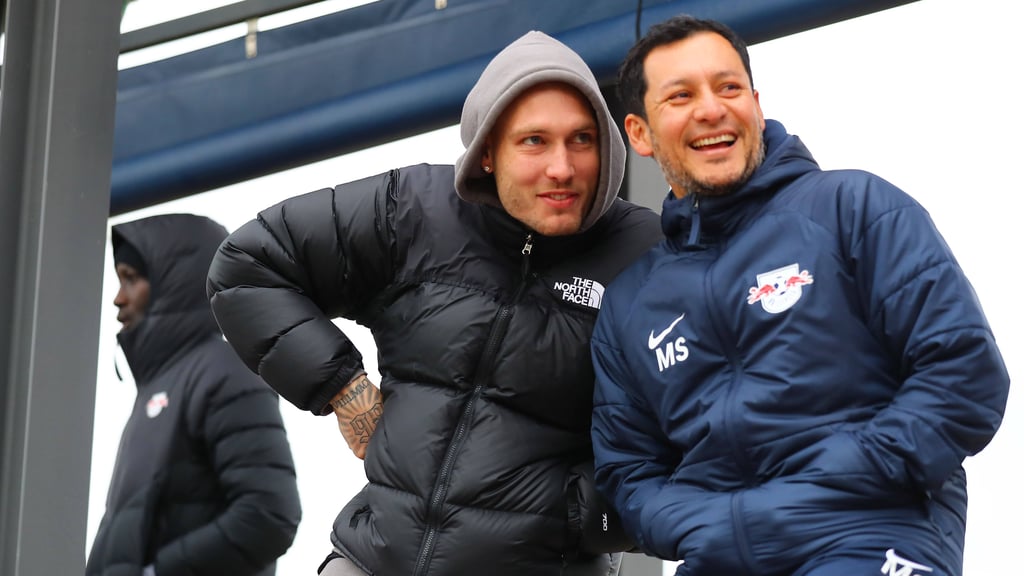 RB-Kapitän David Raum mit dem ehemaligen Teambetreuer Mauricio Sanchez (l.)