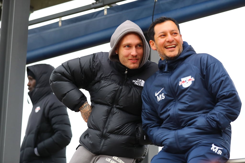 RB-Kapitän David Raum mit dem ehemaligen Teambetreuer Mauricio Sanchez (l.)