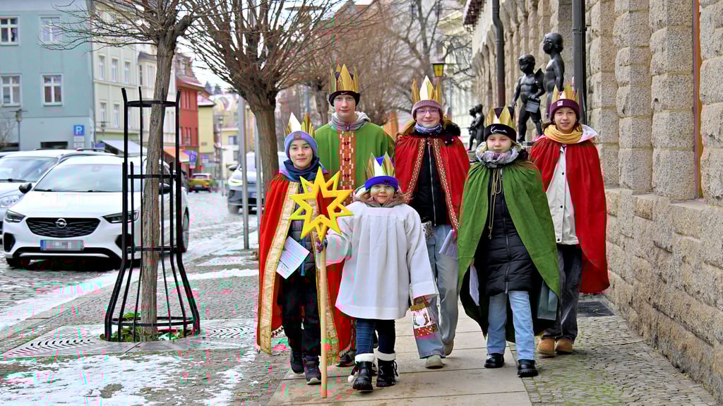 Gleich sechs kleine Könige von der Pfarrei St. Michael zogen durch Aschersleben und verteilten ihren Segen. 